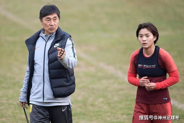 记者：皇马与罗德里经纪人秘密会谈，准备提供一份到2030年的合同
